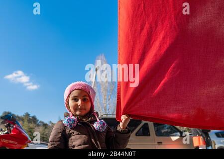 Ankara/Turchia - 01 marzo 2020: Ragazza carina che tiene una bandiera turca enorme Foto Stock