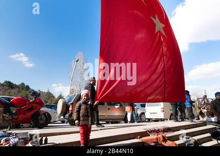 Ankara/Turchia - 01 marzo 2020: Ragazza carina che tiene una bandiera turca enorme Foto Stock