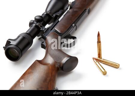 Fucile da caccia con vista ottica e munizioni isolate su sfondo bianco. Foto Stock