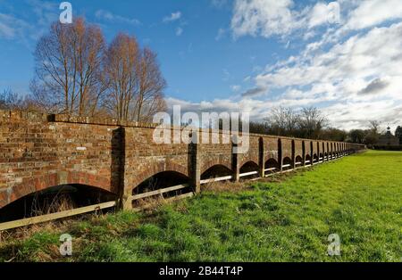 Maud Heath's Causeway, Kellaway, Chippenham, Wiltshire, UK Grade II ha elencato la ricostruzione del 20th secolo del 1812 Causeway attraverso il fiume Avon Flo Foto Stock