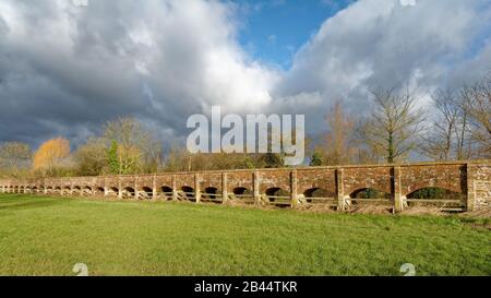 Maud Heath's Causeway, Kellaway, Chippenham, Wiltshire, UK Grade II ha elencato la ricostruzione del 20th secolo del 1812 Causeway attraverso il fiume Avon Flo Foto Stock