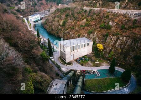 Centrale idroelettrica con il fiume. Vista panoramica dall'alto Foto Stock