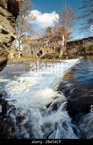 Rovine di vecchio mulino a Grodno Bielorussia nella soleggiata primavera giorno Foto Stock