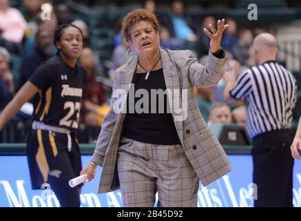 Williamsburg, Virginia, Stati Uniti. 5th Mar, 2020. 20200305 - il capo allenatore di Towson DIANE RICHARDSON contesta una chiamata refereeÃs durante la prima metà contro William e Mary alla Kaplan Arena a Williamsburg, Va. Credit: Chuck Myers/ZUMA Wire/Alamy Live News Foto Stock