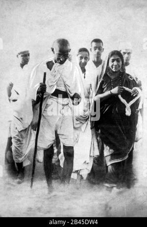 Mahatma Gandhi durante il sale satyagraha con sarojini naidu in Dhandi, gujarat, India, Asia, 1930 Foto Stock