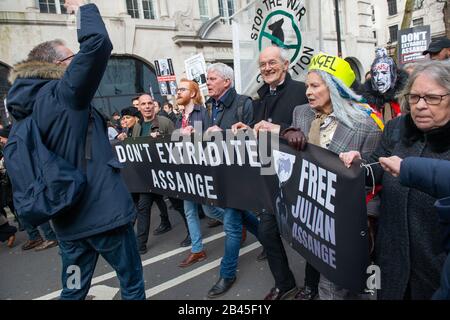 John Shipton, Kristinn Hrafnsson, Vivienne Westwood - non Estradare la marcia di Assange, per protesta dell'estradizione di WikiLeaks Julian Assange negli Stati Uniti. Foto Stock