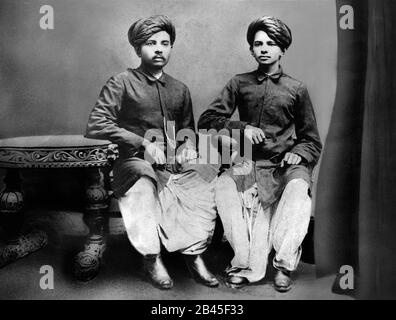 Mahatma Gandhi con il fratello maggiore, Laxmidas, Porbandar, Kathiawar, Gujarat, India, 1886, foto vecchia annata 1800s Foto Stock
