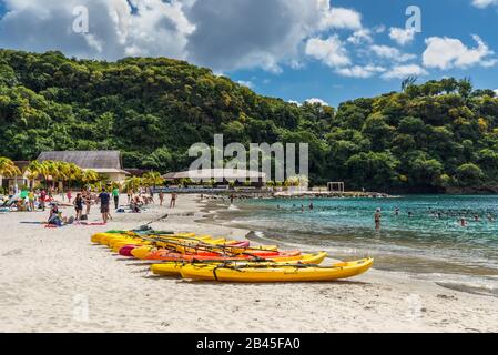 Buccament Bay, St Vincent e Grenadine - 19 dicembre 2018: I kayak si trovano sulla spiaggia di Buccament Bay nell'isola di Saint Vincent, Saint Vincent e il Foto Stock