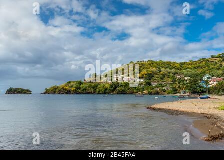 Vista sulla costa con case abitate sulla collina di Buccament Bay vicino a Kingstown, Saint Vincent Island, Saint Vincent e Grenadine. La bocca o Foto Stock