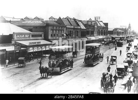 Tram e carrozza trainata da cavalli, West Street, Durban, KwaZulu Natal, Sudafrica, 1895, vecchia immagine d'annata 1800s Foto Stock