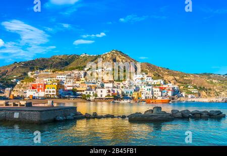 Spiaggia di Sant Angelo, rocce e isolotti nell'isola di Ischia. Destinazione di viaggio in Italia. Napoli, Campania, Italia. Europa. Foto Stock