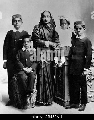 Kasturba Gandhi, moglie di Mahatma Gandhi, con i suoi quattro figli in Sudafrica, 1902, vecchia foto d'epoca del 1900s Foto Stock