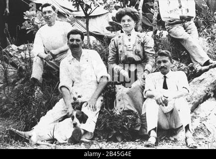 Albert H. West (in alto a sinistra), Hermann Kallenbach e Mahatma Gandhi a Tolstoy Farm, Transvaal, Sud Africa, 1910, vecchia immagine del 1900 Foto Stock
