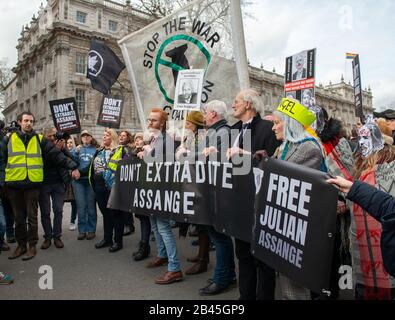 John Shipton, Kristinn Hrafnsson, Vivienne Westwood - non Estradare la marcia di Assange, per protesta dell'estradizione di WikiLeaks Julian Assange negli Stati Uniti. Foto Stock