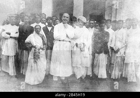 Mahatma Gandhi e Kasturba Gandhi accolgono i sacerdoti dopo il ritorno dal Sud Africa in India, 1915, vecchia immagine vintage del 1900s Foto Stock