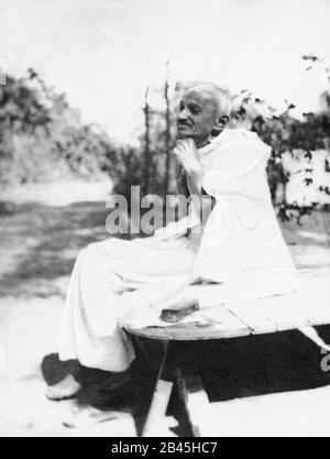 Mahatma Gandhi rasatura senza specchio, Sabarmati Ashram, Ahmedabad, Gujarat, India, Asia, 1921 , vecchia immagine del 1900 vintage Foto Stock
