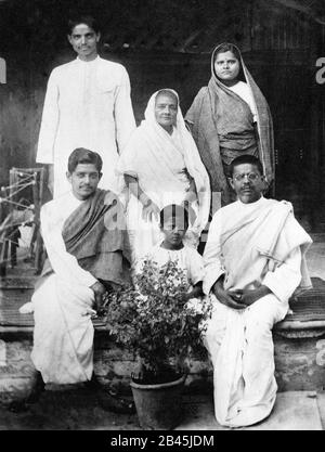 Mahatma Gandhi moglie Kasturba Gandhi con figli Devdas top, Ramdas sinistra e Manilal destra, India, vecchia immagine del 1900 vintage Foto Stock