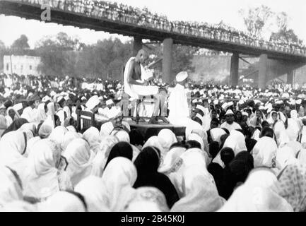 Mahatma Gandhi che parla con la folla sul letto secco del fiume Sabarmati, Ahmedabad, Gujarat, India, Asia, 11 marzo 1930, vecchia immagine del 1900 Foto Stock