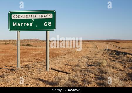 Segnaletica Marree Oodnadatta Track con pallottole sul ciglio della strada nell'entroterra australiano Foto Stock