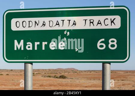 Segnaletica Marree Oodnadatta Track con fori per pallottole nell'entroterra australiano Foto Stock