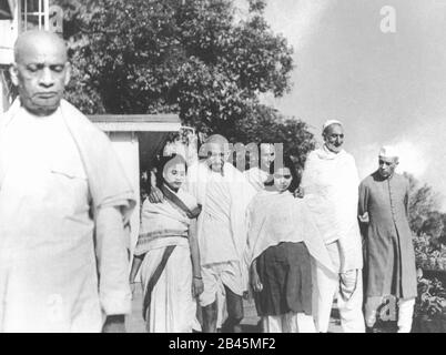 Mahatma Gandhi a piedi con i suoi collaboratori Sardar Vallabhbhai Patel, Khan Abdul Gaffar Khan e Jawaharlal Nehru - RILASCIO MODELLO NON DISPONIBILE Foto Stock