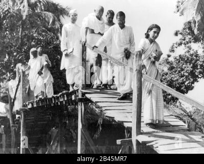 Mahatma Gandhi attraversando un ponte di legno in visita al Bengala Occidentale, India, Asia, novembre 1946, vecchia immagine del 1900 Foto Stock