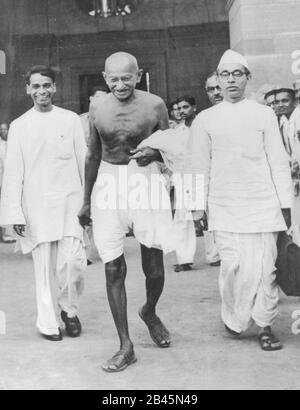 Mahatma Gandhi con associati, India, Asia, 1940, vecchia immagine del 1900 Foto Stock