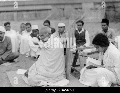 Mahatma Gandhi seduto alla riunione di preghiera, India, immagine vecchia annata del 1900 Foto Stock