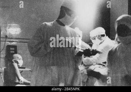 Mahatma Gandhi durante l'operazione di appendicite di sua figlia Manu a Patna, Bihar, India, Asia, 15 maggio 1947, vecchia immagine del 1900 Foto Stock