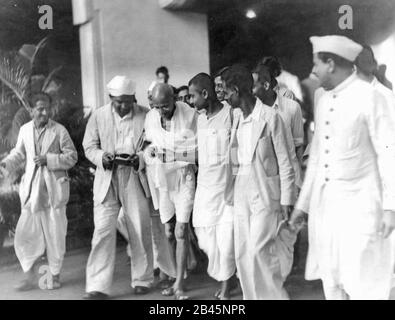 Mahatma Gandhi con associati, India, vecchia immagine del 1900 Foto Stock