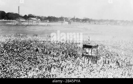 Mahatma Gandhi incontro persone sulle sabbie del fiume Sabarmati, Ahmedabad, Gujarat, India, Asia, 10 marzo 1931, vecchia immagine del 1900 Foto Stock