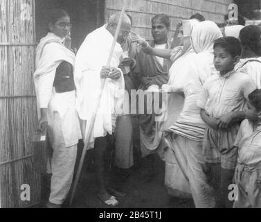 Mahatma Gandhi durante la marcia della pace a Noakhali, Bengala Occidentale, India, Asia, Gennaio 1947, vecchia immagine del 1900 Foto Stock