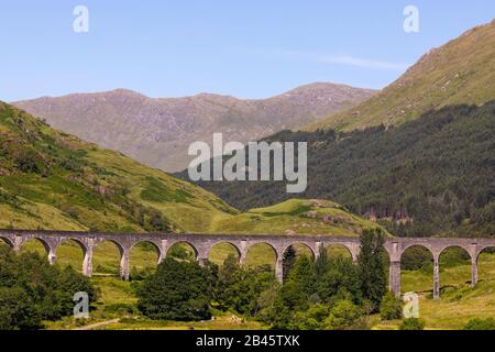 Regno Unito - Scozia - Viadotto di Glenfinnan reso famoso da Harry Potter nelle terre scozzesi. Foto Stock