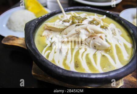 Ajiaco, stufato tradizionale con pollo e mais dolce della Colombia Foto Stock