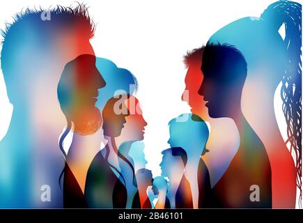 Gruppo di persone isolate con silhouette colorate che parlano. Dialogo di persone di profilo. Comunicazione tra la folla. Amici di confronto o di discussione Foto Stock
