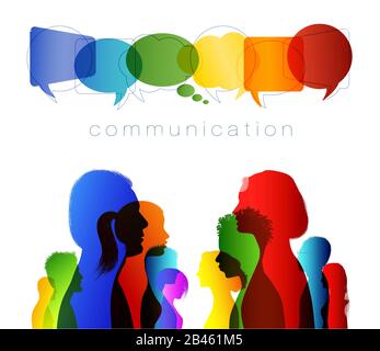 La folla parla. Bolla del parlato. Raggruppare le persone in una silhouette di profilo che parla. Comunicazione di social networking. Concetto di comunicazione. Nuvole multicolore. Foto Stock