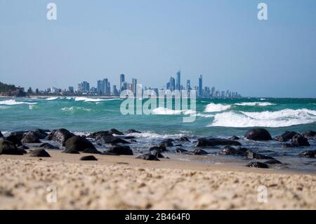 Bella vista dello skyline di Surfers Paradise e dell'oceano pacifico, vista da Burleigh Heads in Australia Foto Stock