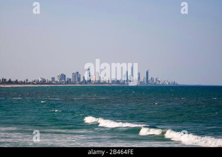 Bella vista dello skyline di Surfers Paradise e dell'oceano pacifico, vista da Burleigh Heads in Australia Foto Stock