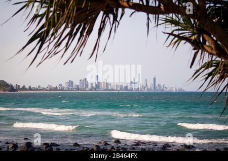 Bella vista dello skyline di Surfers Paradise e dell'oceano pacifico, vista da Burleigh Heads in Australia Foto Stock