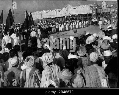 Dr. Rajendra Prasad, presidente, alla cerimonia di installazione del nuovo Tempio Somnath, Saurashtra, Gujarat, India, Asia, 1950, vecchia immagine del 1900 vintage Foto Stock