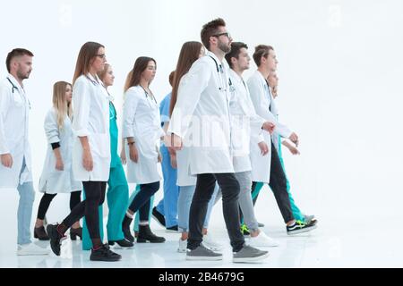 Il gruppo di medici tirocinanti guardando il loro leader Foto Stock
