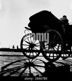 Carrozza a cavallo, Taj Mahal Hotel, Apollo Bunder, Bombay, Mumbai, Maharashtra, India, Asia, 1957, vecchia immagine del 1900 Foto Stock