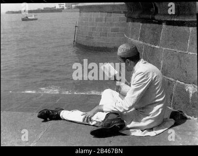 Parsi pregando, Gateway of India, Apollo Bunder, Colaba, Bombay, Mumbai, Maharashtra, India, Asia, 1963, vecchio quadro del 1900 Foto Stock