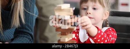 Carino bambino godendo di gioco Foto Stock