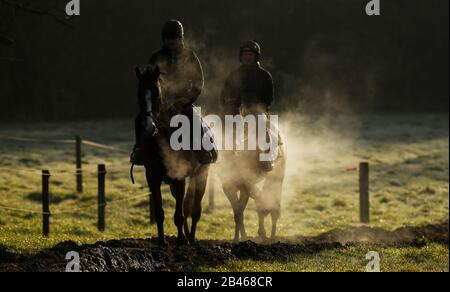 I cavalli di Sam Drinkwater sulle galoppe alle Granary Stables, Upper Strensham. Foto Stock