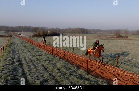 I cavalli di Sam Drinkwater sulle galoppe alle Granary Stables, Upper Strensham. Foto Stock