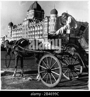 Carrozza a cavallo, Taj Mahal Hotel, Gateway of India, Apollo Bunder, Colaba, Bombay, Mumbai, Maharashtra, India, Asia, 1957, vecchia immagine del 1900 Foto Stock