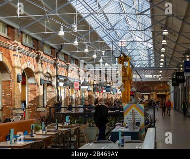 Interni del designer McArthur Glen all'interno di ex opere ferroviarie, Swindon, Wiltshire, Inghilterra, Regno Unito Foto Stock