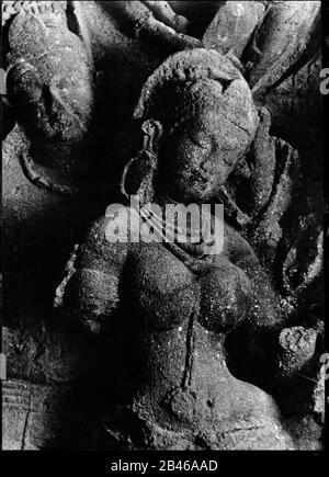Matrimonio Shiva e Parvati, Kalyanasundara, Grotta di Elefanta, Sito Patrimonio dell'Umanità dell'UNESCO, Isola Elefanta, Gharapuri, Mumbai Harbour, Bombay, Mumbai, Maharashtra, India, Asia, 1977, vecchia immagine del 1900 Foto Stock