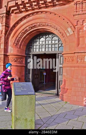 L'entrata decorata in modo ornatato al Pierhead Building nella Baia di Cardiff. Parte dell'Assemblea Nazionale per la tenuta del Galles, un edificio Classificato di grado i. Foto Stock